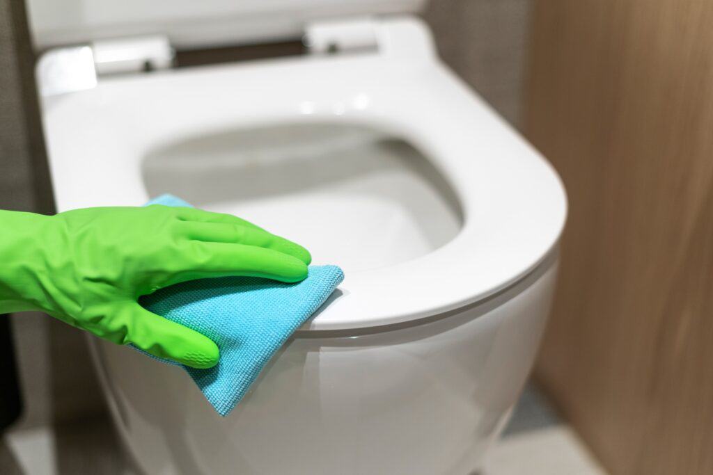 vers rouge dans les toilettes,