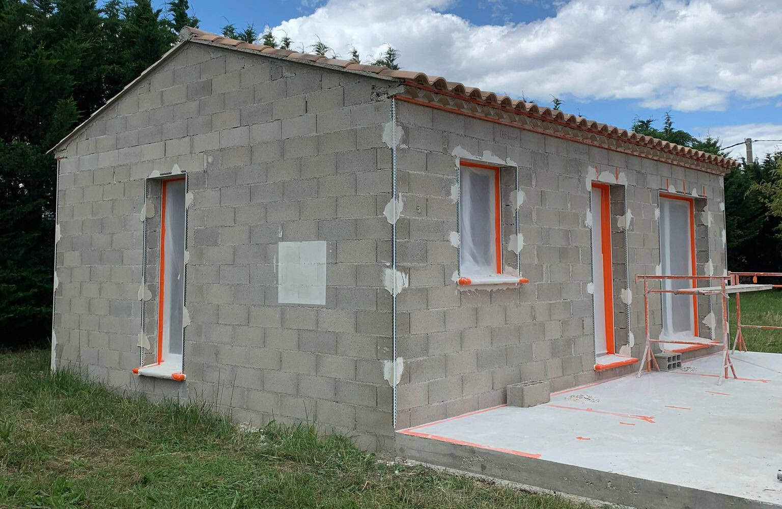 Peut-on laisser un mur en parpaing sans enduit ? Ce qui est possible, ce qui est risqué 9 peut on laisser un mur en parpaing sans enduit